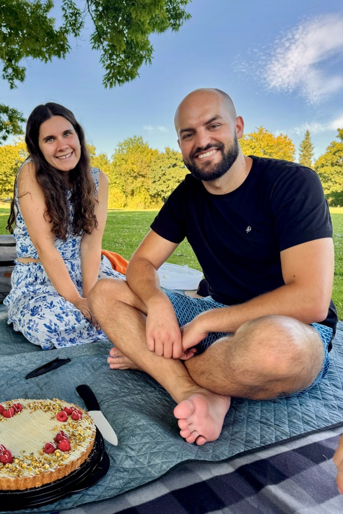 Angi und Richi im Park mit Kuchen